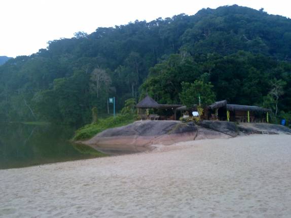 Bar sobre uma rocha, entre o rio e o mar na Praia de Prumirim em Ubatuba - SP